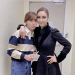 Kim Eana Instagram - 얼마전 3차 관람한 레베카, 사적인 기록) 볼수록 입체적이어지는 주현의 감정선, 그로인해 계속 더 보이게 되는 다른 캐릭터들의 이면들. 이번엔 레베카가 조금 더 무섭게 느껴졌던. 어쩌면 댄버스 부인 최초의 견고한 인간관계는 레베카가 아니었을까. 폐쇄성과 섬세함 그리고 병적인 완벽주의를 동시에 지닌 댄버스 부인은 레베카에게 완전히 종속되었고, 레베카는 그녀의 존재의 이유가 되어버렸던 것. 레베카 부모(나아가 조부모)는 아마도 오은영박사의 금쪽이 플랜을 받아야 했던 사람들이었을 수도. 레베카뿐만 아니라 그녀와 스캔들이 있던 사촌도 관계장애가 있어보이는걸 보면.. 댄버스 부인,, 아니 옥주현양이 관람 직전에 전화한거 빼곤 또 보니 더 좋았던 나의 최애 뮤지컬 #레베카