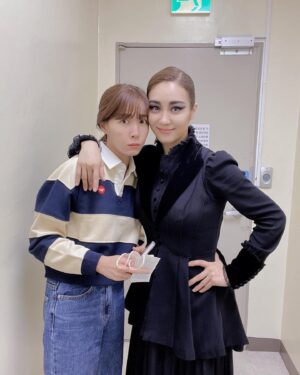 Kim Eana Instagram - 얼마전 3차 관람한 레베카, 사적인 기록)

볼수록 입체적이어지는 주현의 감정선, 그로인해 계속 더 보이게 되는 다른 캐릭터들의 이면들.  이번엔 레베카가 조금 더 무섭게 느껴졌던.  어쩌면 댄버스 부인 최초의 견고한 인간관계는 레베카가 아니었을까. 폐쇄성과 섬세함 그리고 병적인 완벽주의를 동시에 지닌 댄버스 부인은 레베카에게 완전히 종속되었고, 레베카는 그녀의 존재의 이유가 되어버렸던 것. 레베카 부모(나아가 조부모)는 아마도 오은영박사의 금쪽이 플랜을 받아야 했던 사람들이었을 수도.  레베카뿐만 아니라 그녀와 스캔들이 있던 사촌도 관계장애가 있어보이는걸 보면.. 
댄버스 부인,, 아니 옥주현양이 관람 직전에 전화한거 빼곤 또 보니 더 좋았던 나의 최애 뮤지컬 #레베카