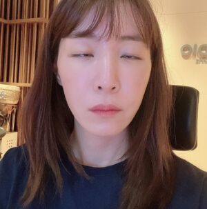 Kim Eana Instagram - 별밤에서 포카 만들기로 해서 열심히 찍었는데 둘중에 뭐가 나은지 모르겠어요 
하나는 얼짱각도 최대한 해본거고 하나는 살짝 눈 감기긴 했는데 어플로 피부 닦으니까 괜찮은거 같긴 해서 고민되네요