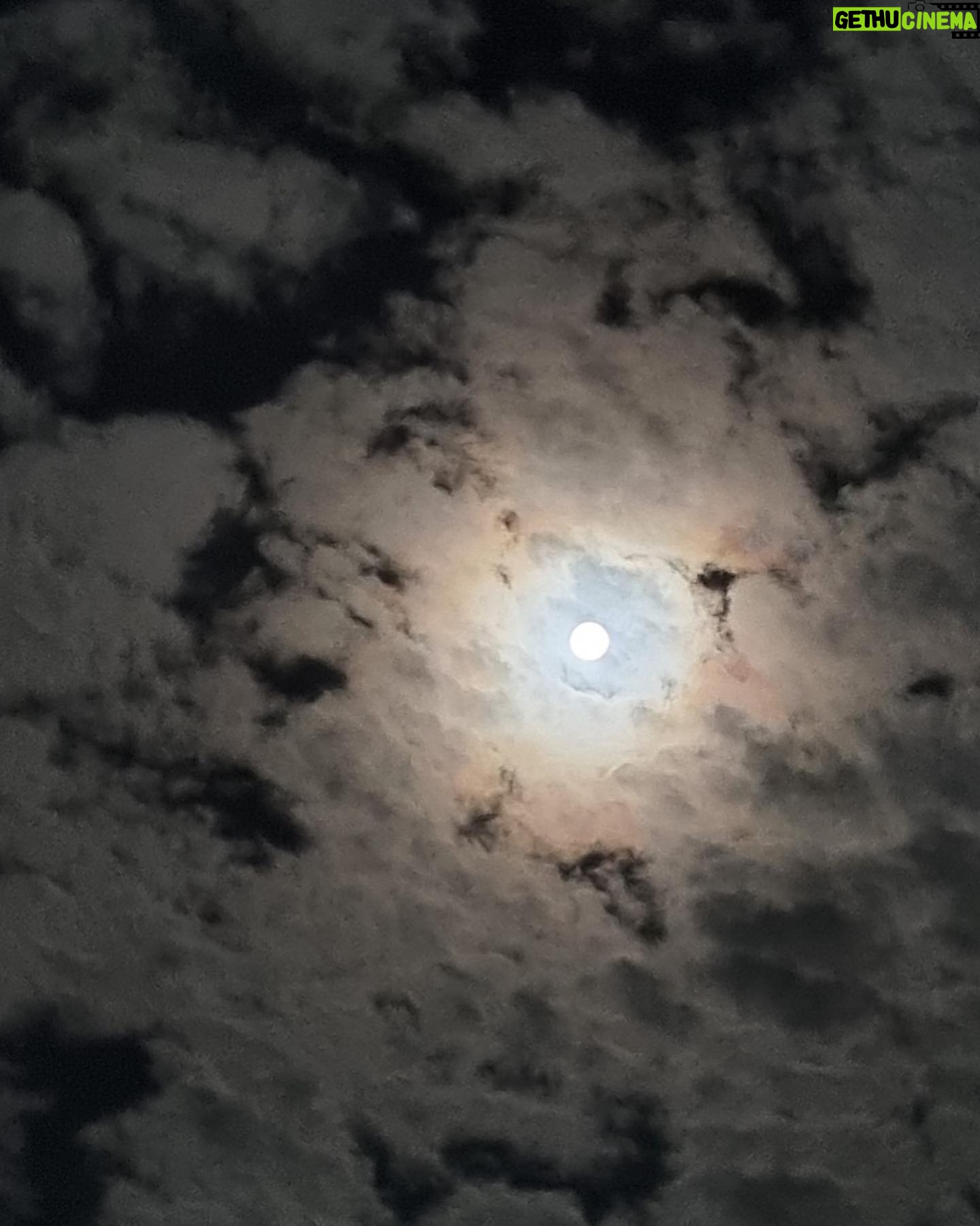 Kim Ha-neul Instagram - 쟁반같이 둥근달🌈🌕 따뜻하고 행복한 추석 연휴 보내세요~😘