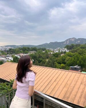 Kim Ha-neul Instagram - 지금. 이곳..산책🤫
#삼청동 🌺