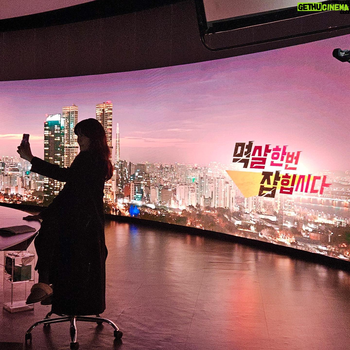 Kim Ha-neul Instagram - 오늘 밤 10시 10분 💜 KBS에서 만나요 💜 #멱살한번잡힙시다