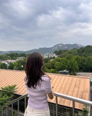 Kim Ha-neul Instagram - 지금. 이곳..산책🤫
#삼청동 🌺