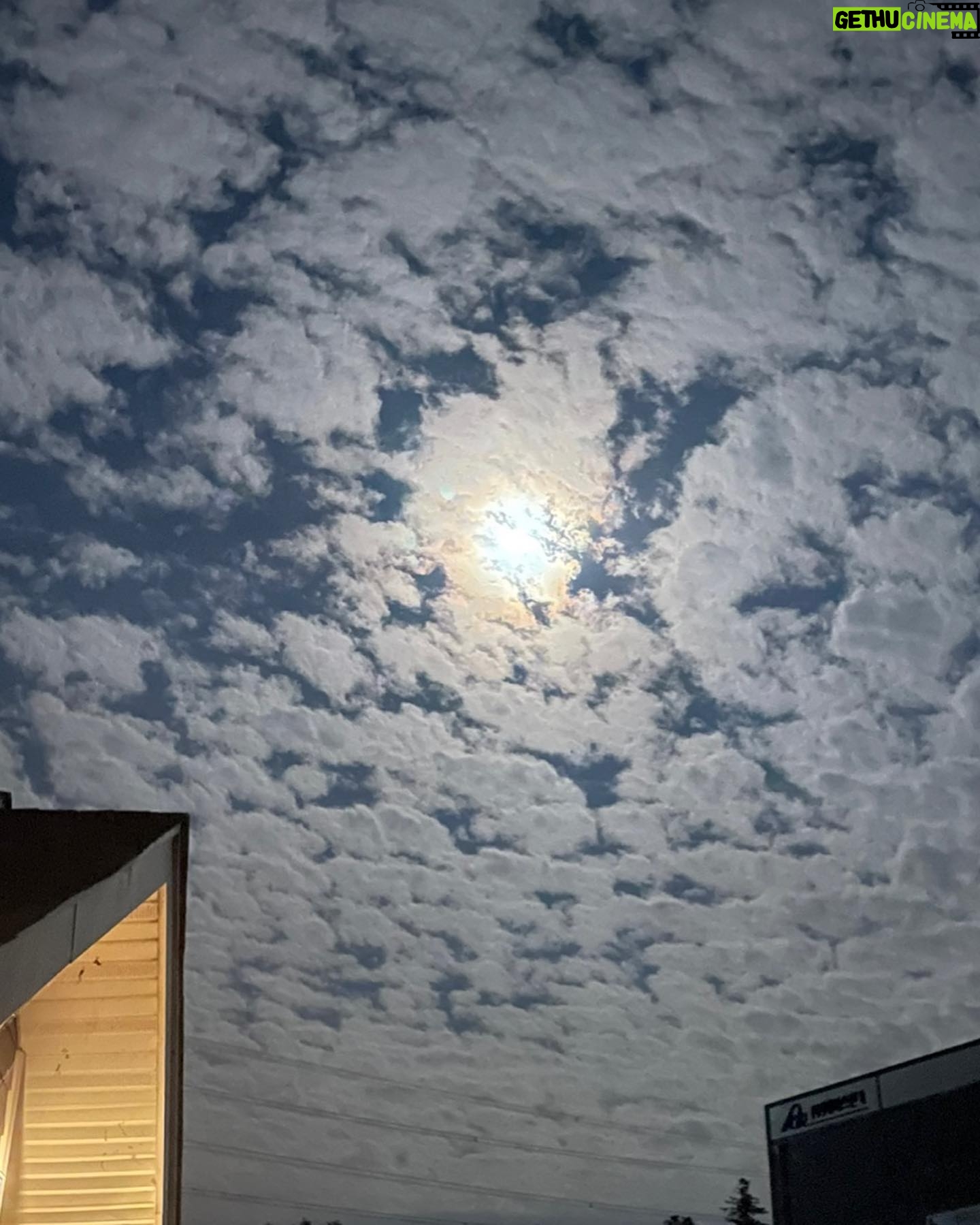 Kim Ha-neul Instagram - 쟁반같이 둥근달🌈🌕 따뜻하고 행복한 추석 연휴 보내세요~😘