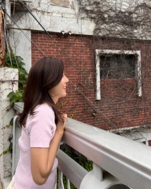 Kim Ha-neul Instagram - 지금. 이곳..산책🤫
#삼청동 🌺