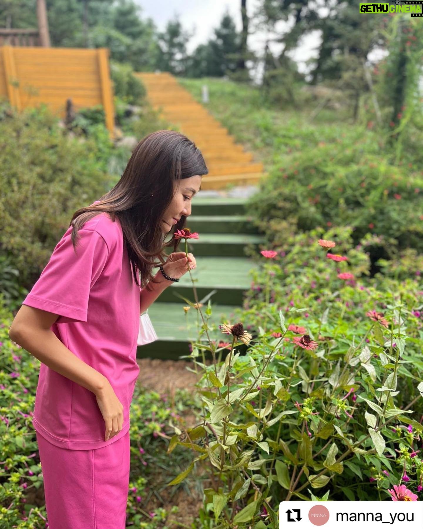 Kim Ha-neul Instagram - #Repost @manna_you with @use.repost ・・・ ‘성가정 입양원‘ 봉사 끝나고 뒷마당에서.. 꽃이 꽃을…🌷