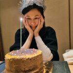 Kim Ha-neul Instagram – 여러 장 찍고싶었지만.. 장난꾸러기 덕분에..실패😅
그래도 가족과 함께 행복한 시간 보냈어요💚
축하해주신 모든 분들 감사합니다🥰