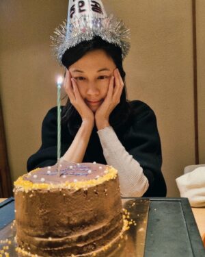 Kim Ha-neul Instagram - 여러 장 찍고싶었지만.. 장난꾸러기 덕분에..실패😅
그래도 가족과 함께 행복한 시간 보냈어요💚
축하해주신 모든 분들 감사합니다🥰