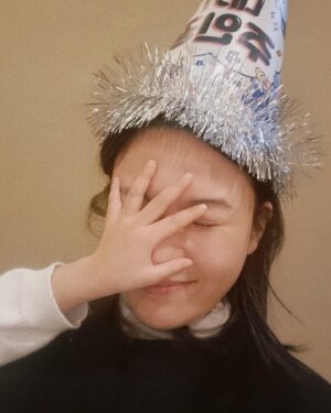 Kim Ha-neul Instagram - 여러 장 찍고싶었지만.. 장난꾸러기 덕분에..실패😅
그래도 가족과 함께 행복한 시간 보냈어요💚
축하해주신 모든 분들 감사합니다🥰
