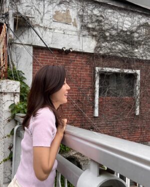 Kim Ha-neul Instagram - 지금. 이곳..산책🤫
#삼청동 🌺