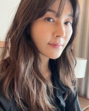 Kim Ha-neul Instagram - 몇 년 만에 자른 앞머리라~ 자꾸 셀카셀카🤳😁🧡