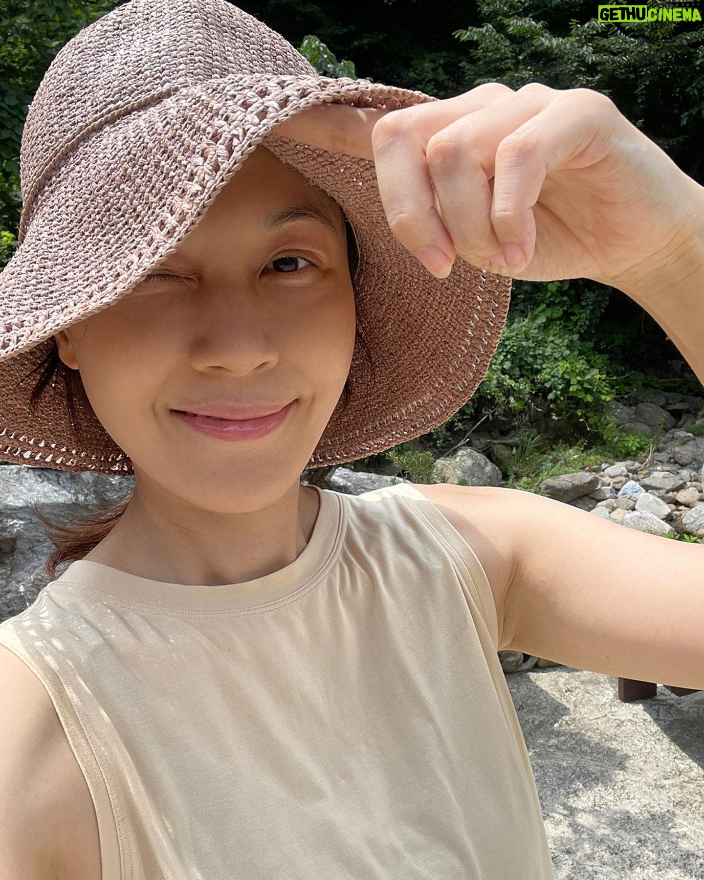 Kim Ha-neul Instagram - 너무 더운 여름날~ 사진보고 힐링 되세요💪😎🍉⛱️ #여름나기