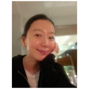 Kim Hee-ae Instagram - .
제주에서 맛있는 음식과 함께 연휴 시작!

우리는 내일 ‘데드맨’ 무대인사에서 또 만나요 🫶🏻

#제주 #JEJU
#김희애 #KIMHEEAE 
@yg_stage