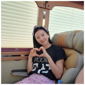 Kim Hee-ae Instagram - .
이번 주말은 ‘더 문’ 무대 인사

많이 더우시죠?
시원하게 영화관에서 우주여행 어떠세요? 💫

설경구 배우님 팬클럽에서 보내주신 도시락 맛있게 먹고 
도시락 끈이 예뻐서 헤어밴드로 만들어 봤어요 💜

#김희애 #KIMHEEAE @yg_stage
#영화 #더문 #무대인사 #극장에서만나요
#도시락 #잘먹었어요 #감사합니다
#리사이클 #헤어밴드