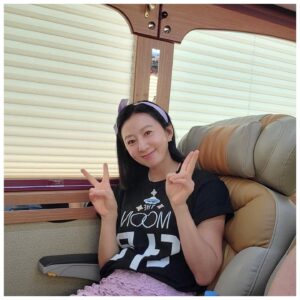 Kim Hee-ae Instagram - .
이번 주말은 ‘더 문’ 무대 인사

많이 더우시죠?
시원하게 영화관에서 우주여행 어떠세요? 💫

설경구 배우님 팬클럽에서 보내주신 도시락 맛있게 먹고 
도시락 끈이 예뻐서 헤어밴드로 만들어 봤어요 💜

#김희애 #KIMHEEAE @yg_stage
#영화 #더문 #무대인사 #극장에서만나요
#도시락 #잘먹었어요 #감사합니다
#리사이클 #헤어밴드