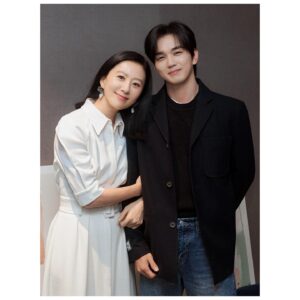 Kim Hee-ae Instagram - .
드라마 ‘부모님 전상서’에서 엄마와 아들

이게 얼마 만이야 울 아들~
멋지게 장성한 배우 유승호 
보고만 있어도 엄마 미소가 저절로 나와요 😍

#영화 #데드맨 #시사회 
#김희애 #KIMHEEAE 
#유승호 #YOOSEUNGHO
@yg_stage