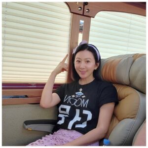 Kim Hee-ae Instagram - .
이번 주말은 ‘더 문’ 무대 인사

많이 더우시죠?
시원하게 영화관에서 우주여행 어떠세요? 💫

설경구 배우님 팬클럽에서 보내주신 도시락 맛있게 먹고 
도시락 끈이 예뻐서 헤어밴드로 만들어 봤어요 💜

#김희애 #KIMHEEAE @yg_stage
#영화 #더문 #무대인사 #극장에서만나요
#도시락 #잘먹었어요 #감사합니다
#리사이클 #헤어밴드