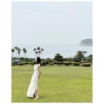 Kim Hee-ae Instagram - . 내가 좋아하는 #쁘렝땅 과 #제주 의 만남 24 summer 컬렉션은 자연의 아름다움에서 영감을 얻은 만큼 제주에서의 촬영이 너무나 잘 어울렸어요 🌿💚 멋진 선물과 꽃다발도 감사합니다 🫶🏻 #김희애 #KIMHEEAE @yg_stage @prendangfashion