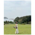 Kim Hee-ae Instagram - . 내가 좋아하는 #쁘렝땅 과 #제주 의 만남 24 summer 컬렉션은 자연의 아름다움에서 영감을 얻은 만큼 제주에서의 촬영이 너무나 잘 어울렸어요 🌿💚 멋진 선물과 꽃다발도 감사합니다 🫶🏻 #김희애 #KIMHEEAE @yg_stage @prendangfashion