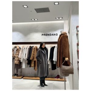 Kim Hee-ae Instagram - .
겨울 패션 아이템들은 클래식에 가까울수록 멋스러운 것 같아요
특유의 차분하면서도 로맨틱한 분위기를 즐긴답니다 🤍🩶

@prendangfashion 의 초대로
신세계 백화점 강남점에 다녀왔어요 

#김희애 #KIMHEEAE @yg_stage