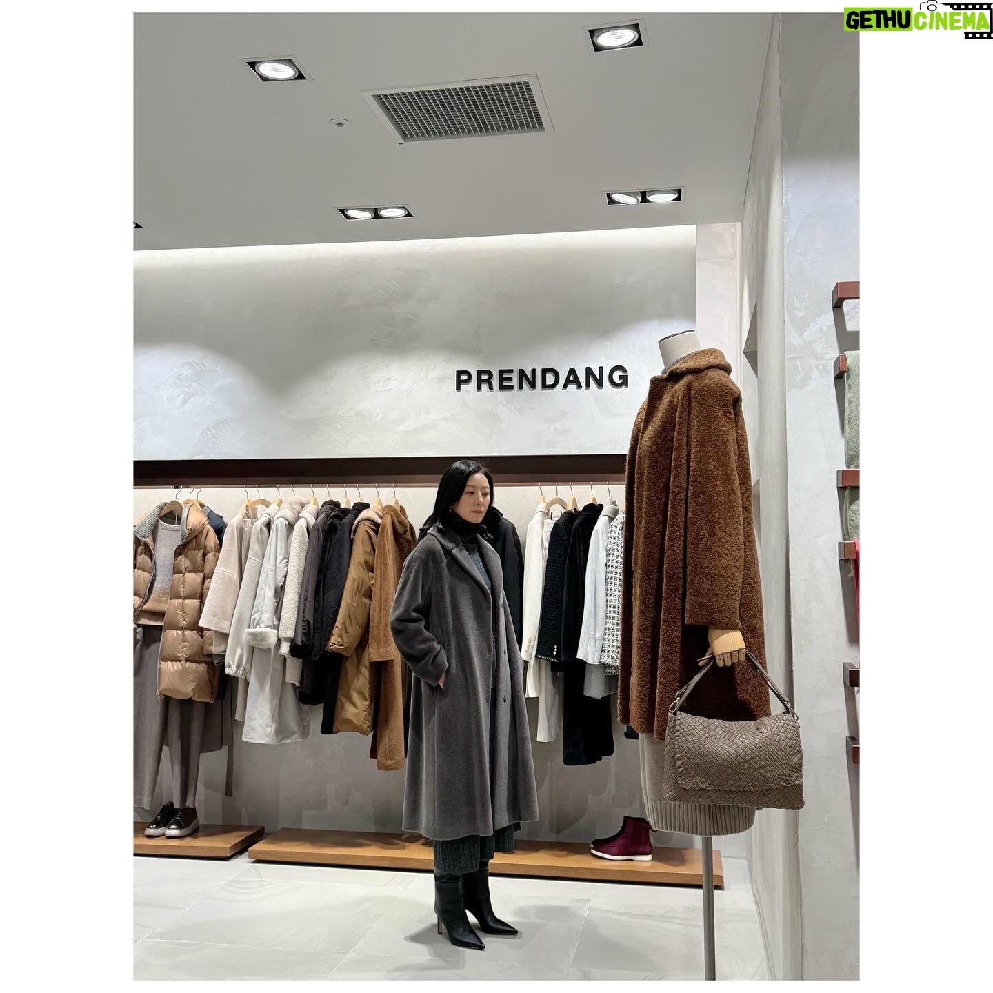Kim Hee-ae - 11.7K Likes - .
겨울 패션 아이템들은 클래식에 가까울수록 멋스러운 것 같아요
특유의 차분하면서도 로맨틱한 분위기를 즐긴답니다 🤍🩶
@prendangfashion 의 초대로
신세계 백화점 강남점에 다녀왔어요
#김희애 #KIMHEEAE @yg_stage