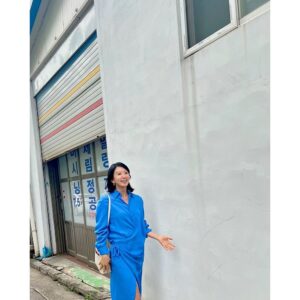 Kim Hee-ae Instagram - .
영화 '더 문' 홍보 일정 마치고
문래동 나들이 💙
골목골목 빈티지한 무드가 매력적인 동네

#퇴근이닷 #신난다
#KIMHEEAE #김희애 @yg_stage