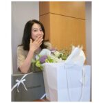 Kim Hee-ae Instagram - . 내가 좋아하는 #쁘렝땅 과 #제주 의 만남 24 summer 컬렉션은 자연의 아름다움에서 영감을 얻은 만큼 제주에서의 촬영이 너무나 잘 어울렸어요 🌿💚 멋진 선물과 꽃다발도 감사합니다 🫶🏻 #김희애 #KIMHEEAE @yg_stage @prendangfashion