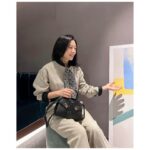 Kim Hee-ae Instagram - . HUG~🖤 #광고 #FerragamoHugBag @ferragamo #김희애 #KIMHEEAE @yg_stage