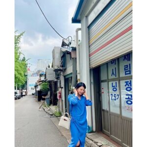 Kim Hee-ae Instagram - .
영화 '더 문' 홍보 일정 마치고
문래동 나들이 💙
골목골목 빈티지한 무드가 매력적인 동네

#퇴근이닷 #신난다
#KIMHEEAE #김희애 @yg_stage