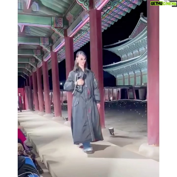 Kim Hee-ae - 31.2K Likes - .
고궁의 정취가 물씬 풍기는 경복궁에서의 근사한 패션쇼
초대해 주셔서 감사합니다 ❤️
#ad @gucci #Gucci #GucciCruise24