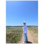 Kim Hee-ae Instagram - . 울 엄마 여전히 아름다우시죠? 🤍 생일에 손 편지 많이들 좋아해 주셔서 어머니가 쓰신 감동적인 시 한 편 공개합니다 🌿🌿🌿 따뜻한 차를 딸 내외와 마시며 아침 햇살이 푸른 녹색의 정원에 내리니 너무 평화롭고 아름답네 내 마음에 내 눈에 담고 떠나리라 정겹고 다정한 정원 그대여 나는 이 아침을 영원히 기억하리라, 안녕! #김희애 #KIMHEEAE @yg_stage