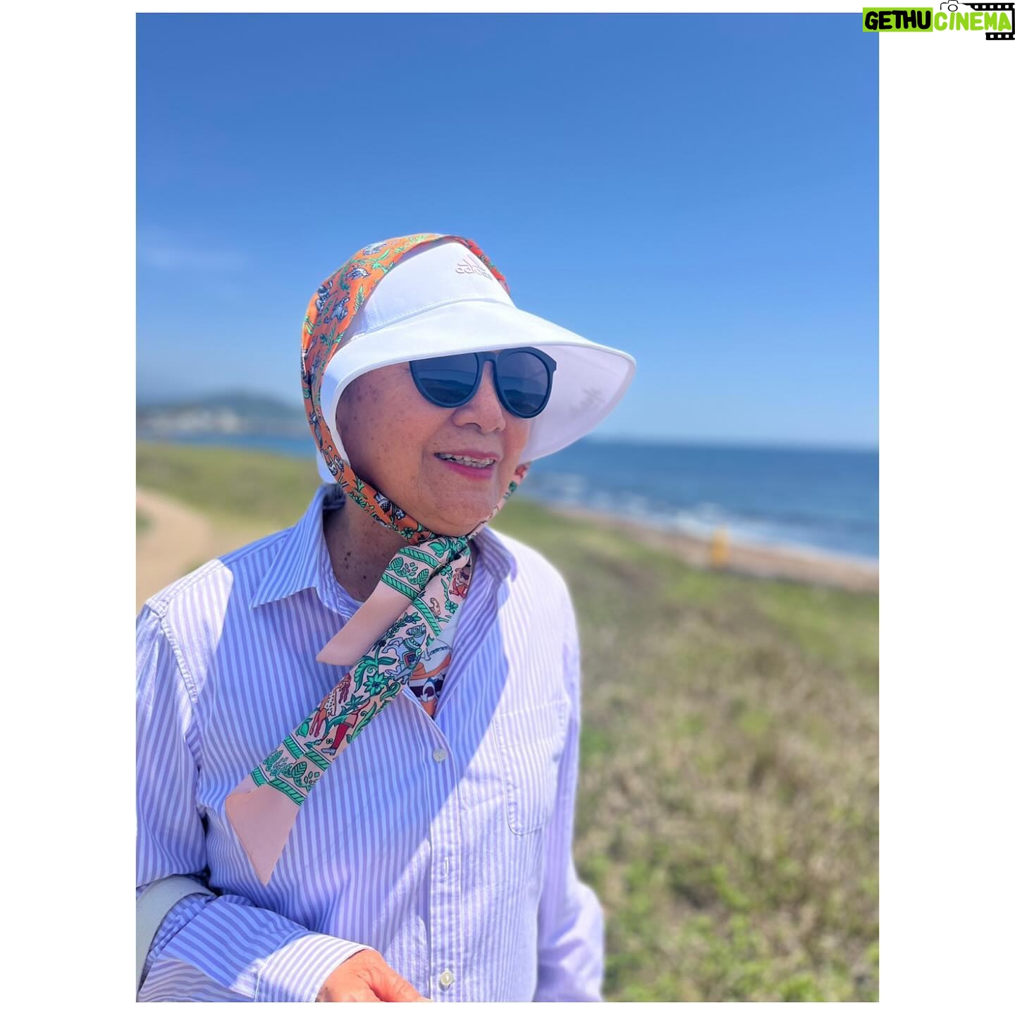 Kim Hee-ae Instagram - . 울 엄마 여전히 아름다우시죠? 🤍 생일에 손 편지 많이들 좋아해 주셔서 어머니가 쓰신 감동적인 시 한 편 공개합니다 🌿🌿🌿 따뜻한 차를 딸 내외와 마시며 아침 햇살이 푸른 녹색의 정원에 내리니 너무 평화롭고 아름답네 내 마음에 내 눈에 담고 떠나리라 정겹고 다정한 정원 그대여 나는 이 아침을 영원히 기억하리라, 안녕! #김희애 #KIMHEEAE @yg_stage