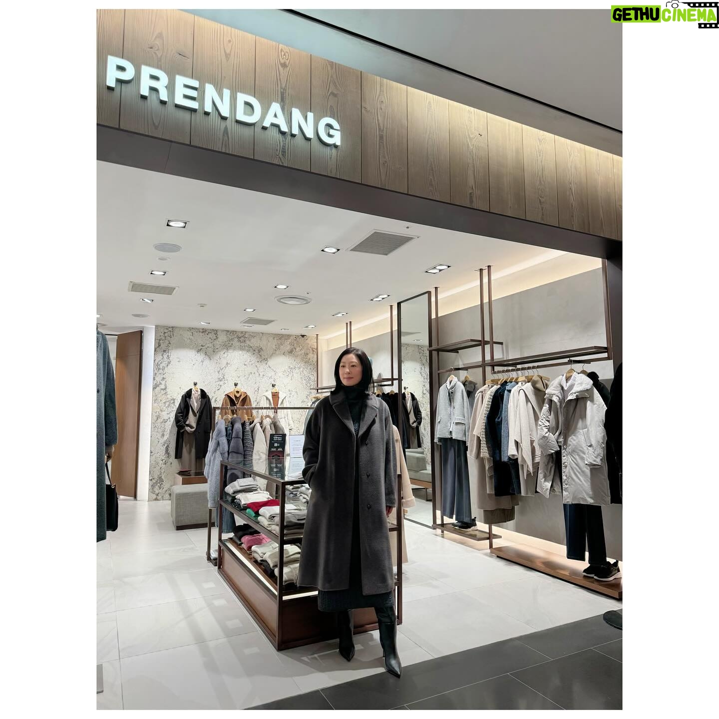 Kim Hee-ae - 11.7K Likes - .
겨울 패션 아이템들은 클래식에 가까울수록 멋스러운 것 같아요
특유의 차분하면서도 로맨틱한 분위기를 즐긴답니다 🤍🩶
@prendangfashion 의 초대로
신세계 백화점 강남점에 다녀왔어요
#김희애 #KIMHEEAE @yg_stage