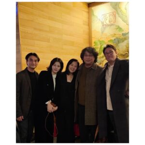 Kim Hee-ae Instagram - . 봉준호 감독님과 함께한 ‘데드맨’ GV 뜻깊고 유쾌한 시간이었어요! 덕분에 오랜만에 노래도 한 소절 뽑아보았답니다 😅 🎶 데드맨 (한 박자 쉬고) 사랑해 주세요 🎶 #영화 #데드맨 #2월7일 #개봉 #김희애 #KIMHEEAE @yg_stage