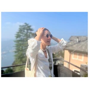 Kim Hee-ae Instagram - .
오늘 업로드 하나 더!

여긴 밀라노, 꼬모 호수에서 
저 진짜 즐거워 보이죠? 🤍

#MILANO #LAKECOMO #여행
#김희애 #KIMHEEAE 
@yg_stage