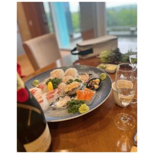 Kim Hee-ae Instagram - .
행복한 생일 디너에 와인이 빠질 수 없죠!
축하해 주신 분들 모두 감사해요 🥂

#김희애 #KIMHEEAE 
@yg_stage