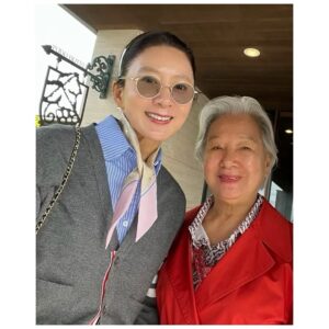 Kim Hee-ae Instagram - .
오늘은 내가 태어난 날
그리고 엄마가 둘째 딸을 낳은 날

어머니의 소중한 손 편지
예쁘게 낳아주시고 정성껏 길러주셔서 늘 감사하고 사랑해요 ❤️

#김희애 #KIMHEEAE 
@yg_stage