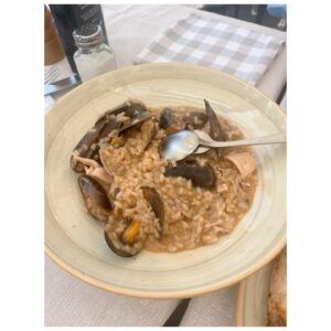 Kim Hee-ae Instagram - .
오늘 업로드 하나 더!

여긴 밀라노, 꼬모 호수에서 
저 진짜 즐거워 보이죠? 🤍

#MILANO #LAKECOMO #여행
#김희애 #KIMHEEAE 
@yg_stage