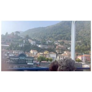 Kim Hee-ae Instagram - .
오늘 업로드 하나 더!

여긴 밀라노, 꼬모 호수에서 
저 진짜 즐거워 보이죠? 🤍

#MILANO #LAKECOMO #여행
#김희애 #KIMHEEAE 
@yg_stage