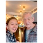 Kim Hee-ae Instagram - . 런던에서 묵었던 숙소 앞 극장으로 연극을 보러 갔는데 운 좋게 대배우 이안 맥켈런과 로저 알람을 만났어요! 여든을 넘긴 연세에도 2시간 넘는 연극 대사를 막힘없이 외우는 이안 맥켈런 배우의 열정과 여전히 손색없는 연기력에 저도 배우로서 많은 인사이트를 얻은 시간이었어요 가시지 않는 긴 여운에 밤에 숙소로 돌아와 혼자 한 잔 😉 #LONDON #frank_and_percy #김희애 #KIMHEEAE @yg_stage