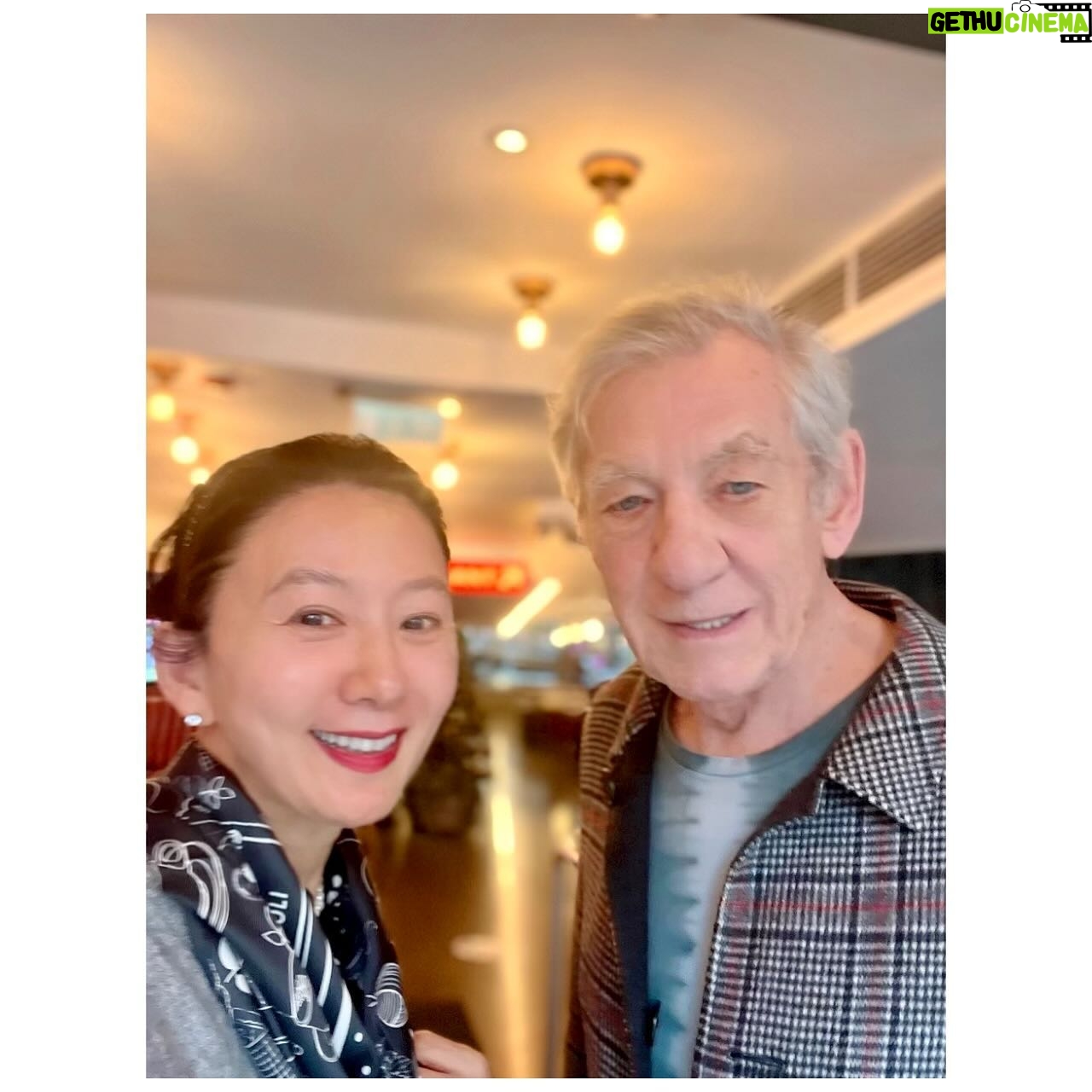 Kim Hee-ae Instagram - . 런던에서 묵었던 숙소 앞 극장으로 연극을 보러 갔는데 운 좋게 대배우 이안 맥켈런과 로저 알람을 만났어요! 여든을 넘긴 연세에도 2시간 넘는 연극 대사를 막힘없이 외우는 이안 맥켈런 배우의 열정과 여전히 손색없는 연기력에 저도 배우로서 많은 인사이트를 얻은 시간이었어요 가시지 않는 긴 여운에 밤에 숙소로 돌아와 혼자 한 잔 😉 #LONDON #frank_and_percy #김희애 #KIMHEEAE @yg_stage
