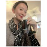 Kim Hee-ae Instagram - . 런던에서 묵었던 숙소 앞 극장으로 연극을 보러 갔는데 운 좋게 대배우 이안 맥켈런과 로저 알람을 만났어요! 여든을 넘긴 연세에도 2시간 넘는 연극 대사를 막힘없이 외우는 이안 맥켈런 배우의 열정과 여전히 손색없는 연기력에 저도 배우로서 많은 인사이트를 얻은 시간이었어요 가시지 않는 긴 여운에 밤에 숙소로 돌아와 혼자 한 잔 😉 #LONDON #frank_and_percy #김희애 #KIMHEEAE @yg_stage