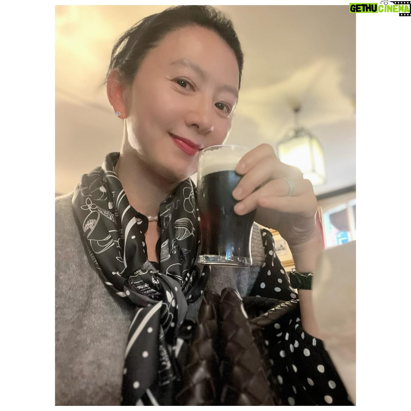 Kim Hee-ae Instagram - . 런던에서 묵었던 숙소 앞 극장으로 연극을 보러 갔는데 운 좋게 대배우 이안 맥켈런과 로저 알람을 만났어요! 여든을 넘긴 연세에도 2시간 넘는 연극 대사를 막힘없이 외우는 이안 맥켈런 배우의 열정과 여전히 손색없는 연기력에 저도 배우로서 많은 인사이트를 얻은 시간이었어요 가시지 않는 긴 여운에 밤에 숙소로 돌아와 혼자 한 잔 😉 #LONDON #frank_and_percy #김희애 #KIMHEEAE @yg_stage