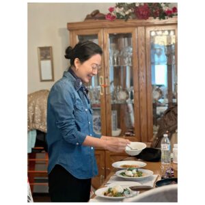 Kim Hee-ae Instagram - .
저는 오랜만에 여유로운 시간을 보내고 있어요
맛있는 음식 그리고 멋진 풍경과 함께 🤍

여러분도 편안하고 즐거운 추석 연휴 보내세요 🫶🏻

#김희애 #KIMHEEAE 
@yg_stage