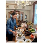 Kim Hee-ae Instagram - . 저는 오랜만에 여유로운 시간을 보내고 있어요 맛있는 음식 그리고 멋진 풍경과 함께 🤍 여러분도 편안하고 즐거운 추석 연휴 보내세요 🫶🏻 #김희애 #KIMHEEAE @yg_stage