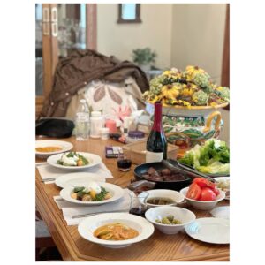 Kim Hee-ae Instagram - .
저는 오랜만에 여유로운 시간을 보내고 있어요
맛있는 음식 그리고 멋진 풍경과 함께 🤍

여러분도 편안하고 즐거운 추석 연휴 보내세요 🫶🏻

#김희애 #KIMHEEAE 
@yg_stage