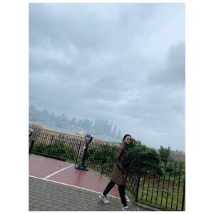 Kim Hee-ae Instagram - .
저는 오랜만에 여유로운 시간을 보내고 있어요
맛있는 음식 그리고 멋진 풍경과 함께 🤍

여러분도 편안하고 즐거운 추석 연휴 보내세요 🫶🏻

#김희애 #KIMHEEAE 
@yg_stage