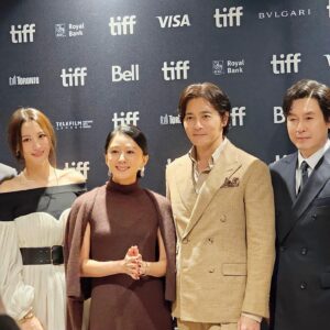 Kim Hee-ae Instagram - .
토론토에서 🇨🇦

1) 보통의 가족사진 🤍
2) 사이좋은 부부 
3) 현실 부부 (여보 어디 봐?)
4) 시호 엄마의 화려한 외출 ⭐️

#김희애 #KIMHEEAE 
#영화 #보통의가족 #anomalfamily 
#토론토국제영화제 #tiff
@yg_stage