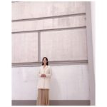 Kim Hee-ae Instagram - . 아직 덥지만 아침 공기에서는 제법 가을이 느껴지네요 🍂 오늘은 아니지만 열일했던 모습들을 모아봤어요 ☺️ 주말에 공개된 ’쁘렝땅‘ 가을 화보 비하인드를 영상으로도 슬쩍 보여드려요 🍁 맛점하세요 🤍 #김희애 #KIMHEEAE @yg_stage @prendangfashion