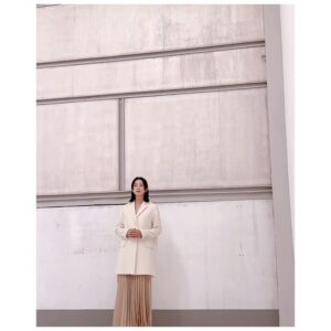 Kim Hee-ae Instagram - .
아직 덥지만 아침 공기에서는 제법 가을이 느껴지네요 🍂

오늘은 아니지만 열일했던 모습들을 모아봤어요 ☺️
주말에 공개된 ’쁘렝땅‘ 가을 화보 비하인드를
영상으로도 슬쩍 보여드려요 🍁

맛점하세요 🤍

#김희애 #KIMHEEAE 
@yg_stage @prendangfashion